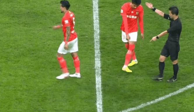 服了!比恒大失冠更值得深思:韩国金哨用3镜头,打脸中超裁判