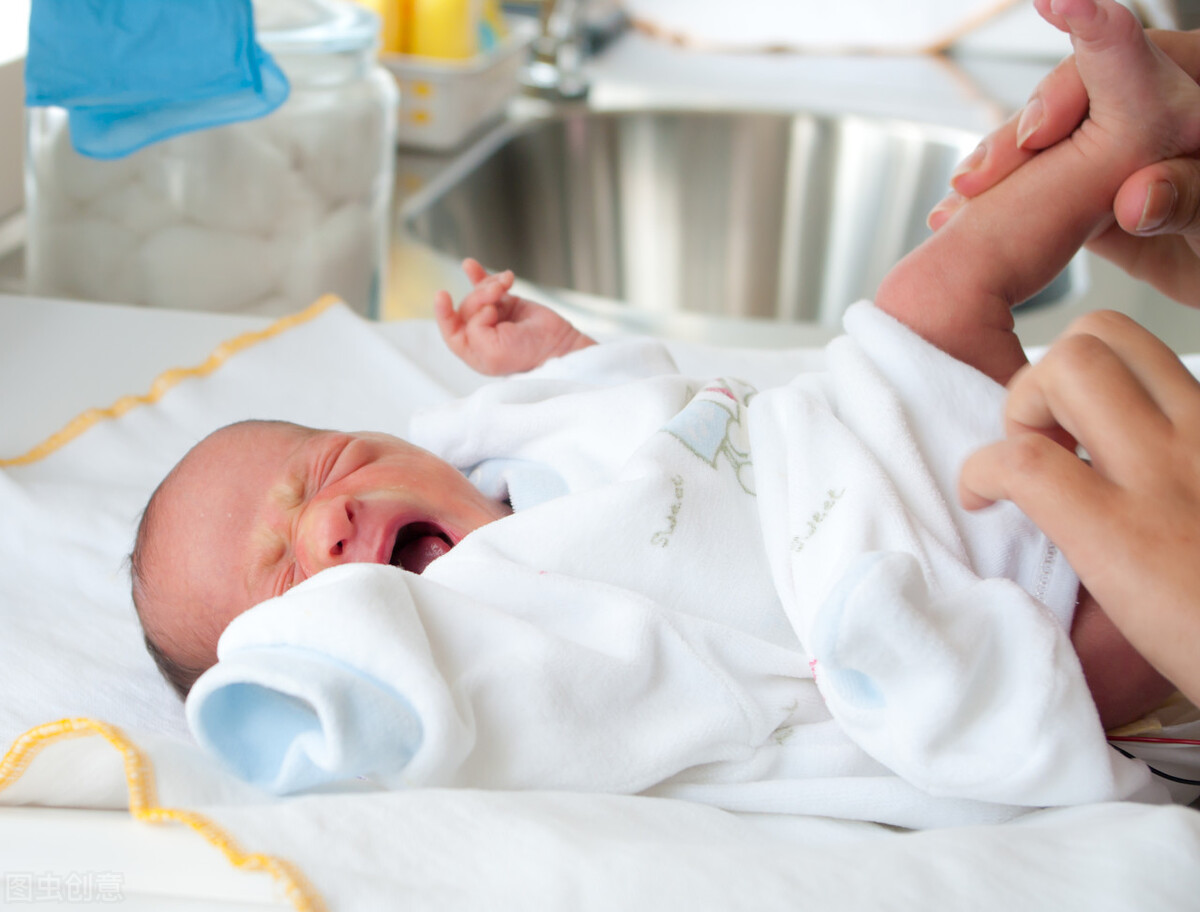 母乳混合喂养拉稀正常吗,新生儿吃母乳拉稀爱哭闹