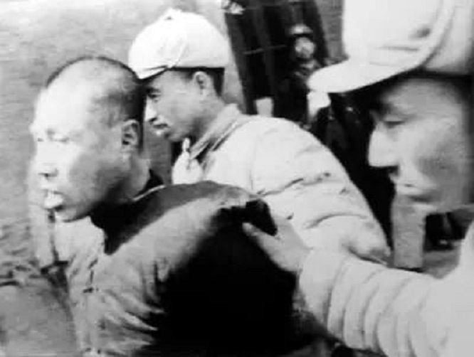 1951年，兰州电影院一检票员因与观众吵架而暴露身份，被判处决