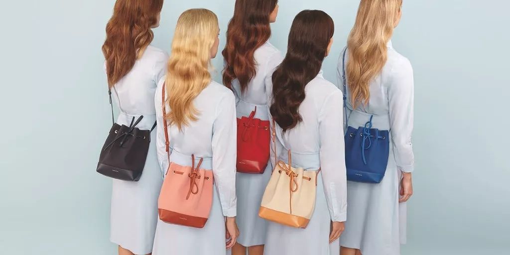 会背奢侈品包包,会背水桶包的人