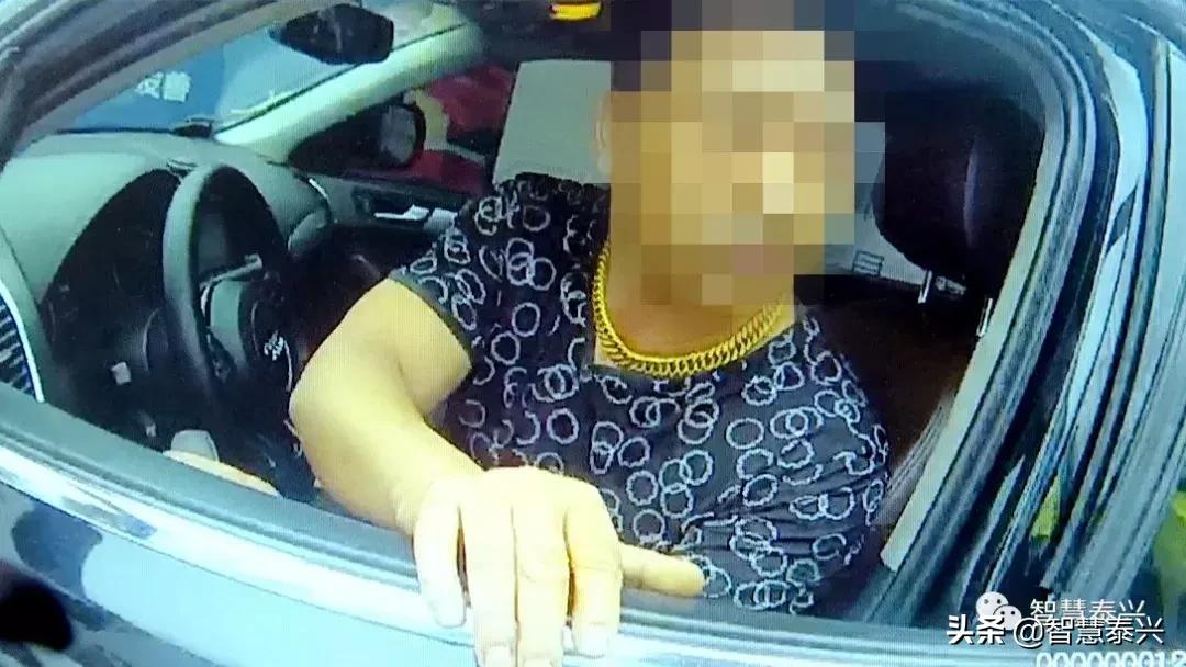 同样的违法行为，被警察罚了三次！这个泰兴人脖子上的金项链真粗