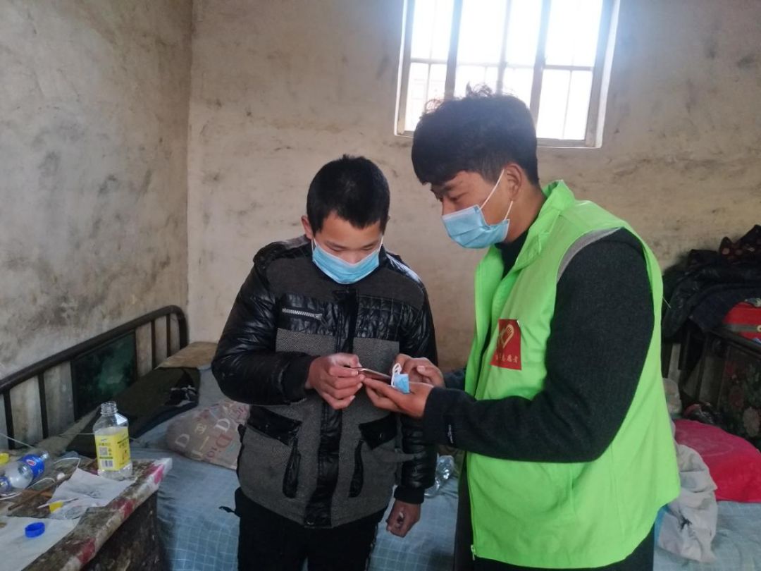 社区抗疫青年志愿者 (90后社区志愿者奔赴抗疫一线)