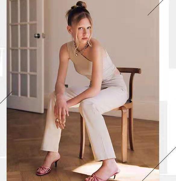 脖子前倾斜肩怎么矫正,穿搭修饰身材缺陷