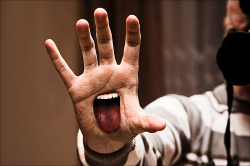 小学毕业那年众筹买的皮筋短了一截，我被好朋友背叛被冤枉被孤立