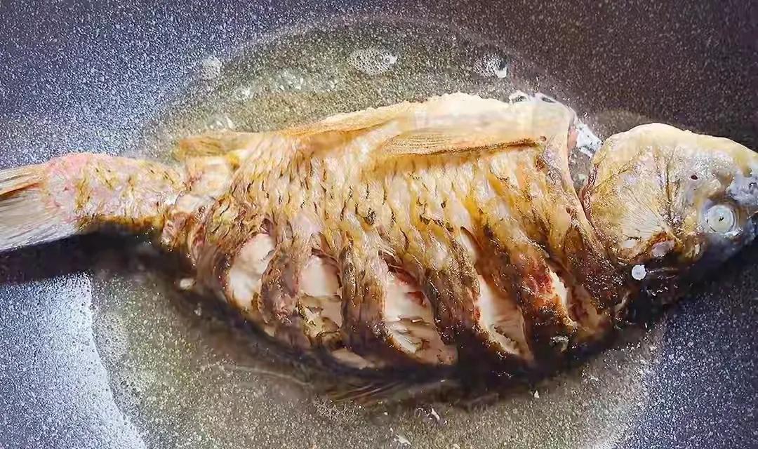 炖鱼小窍门不腥入味,炖鱼怎么炖不腥又不柴