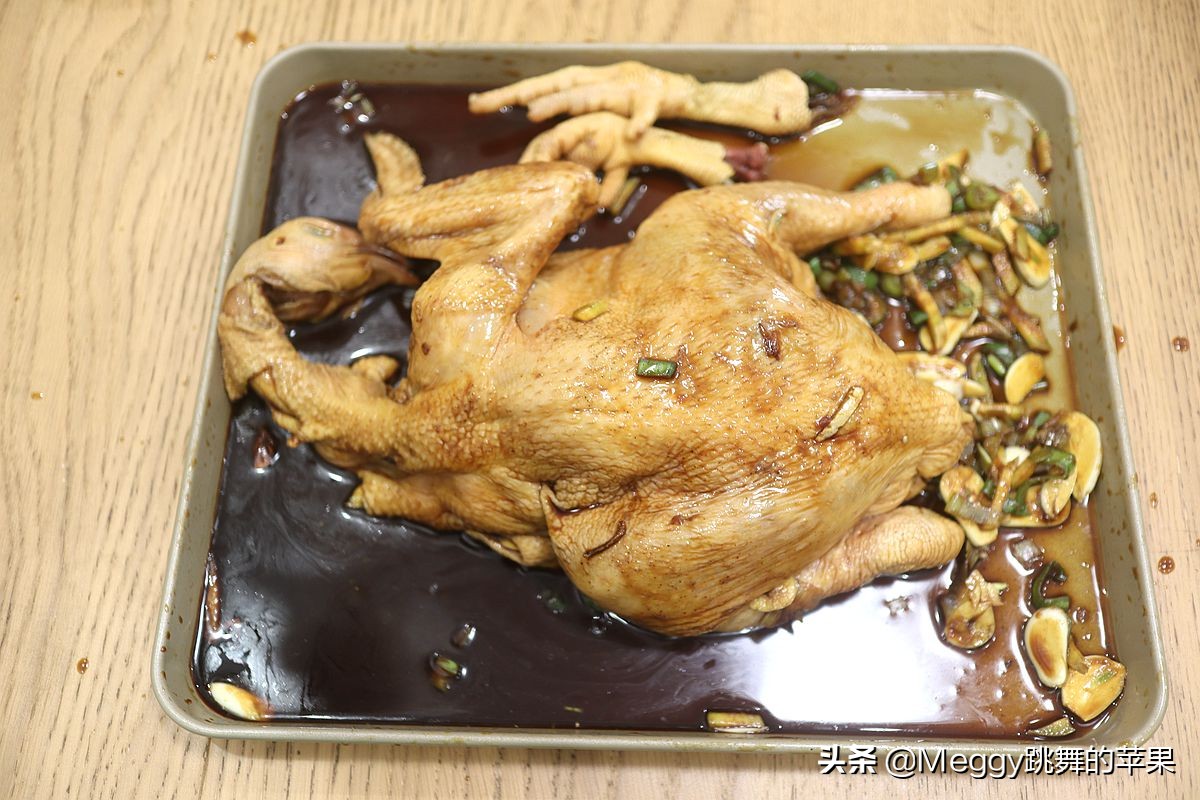 烤全鸡酥嫩鲜香,炭火烤全鸡怎么烤出外酥里嫩