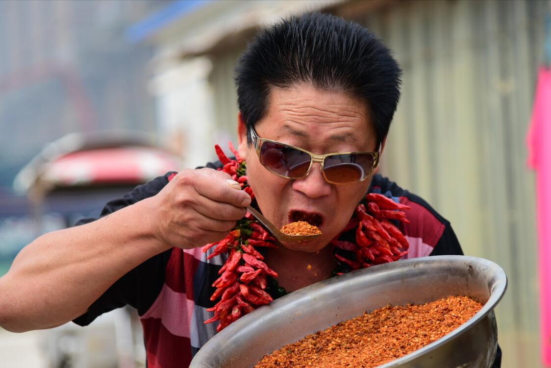 中国辣王李永志吃碎辣椒配白酒,中国辣王李永志讲哪里最能吃辣椒
