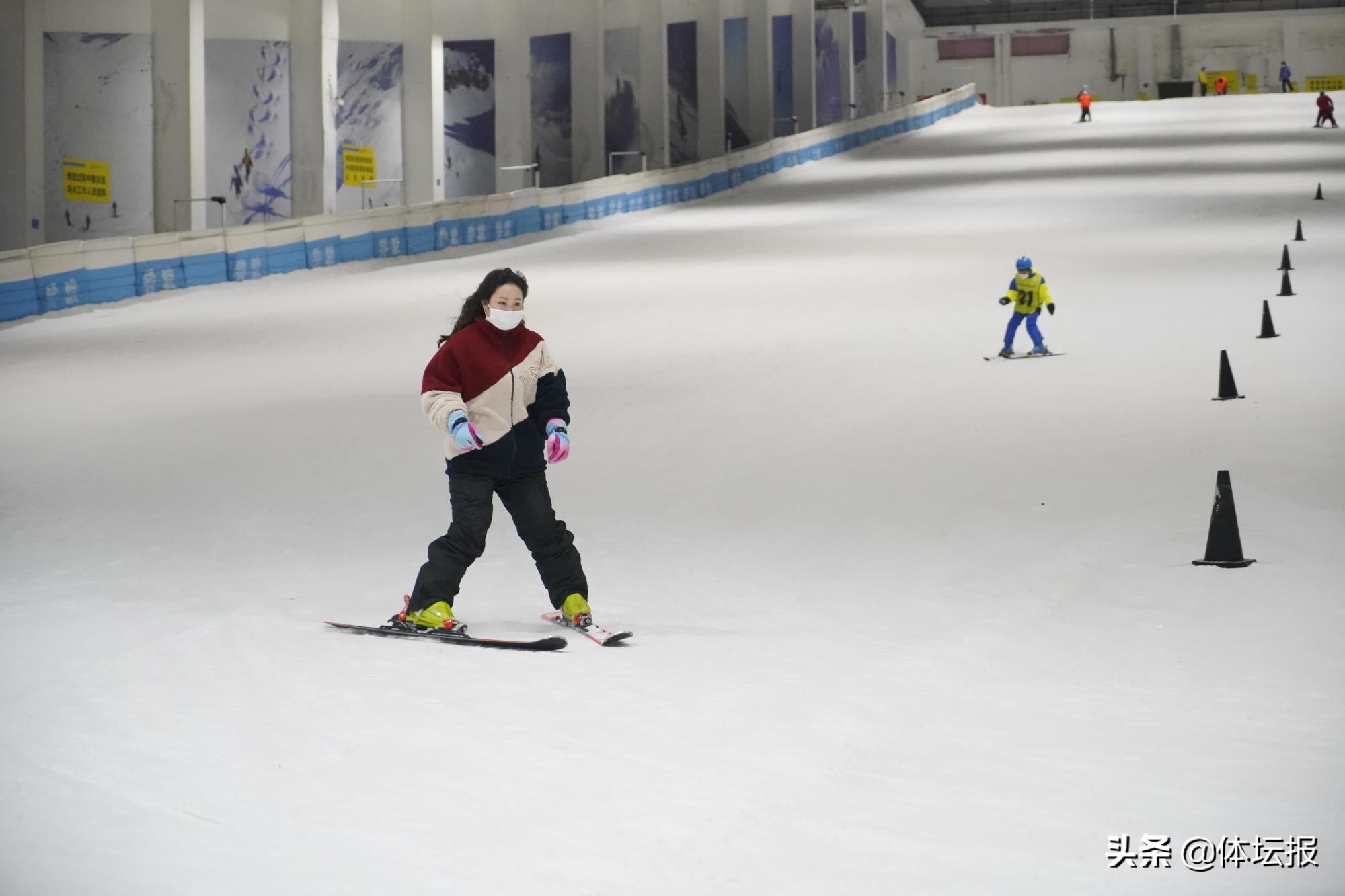 乔波冰雪世界攻略,乔波冰雪室内滑雪馆初级雪道多长