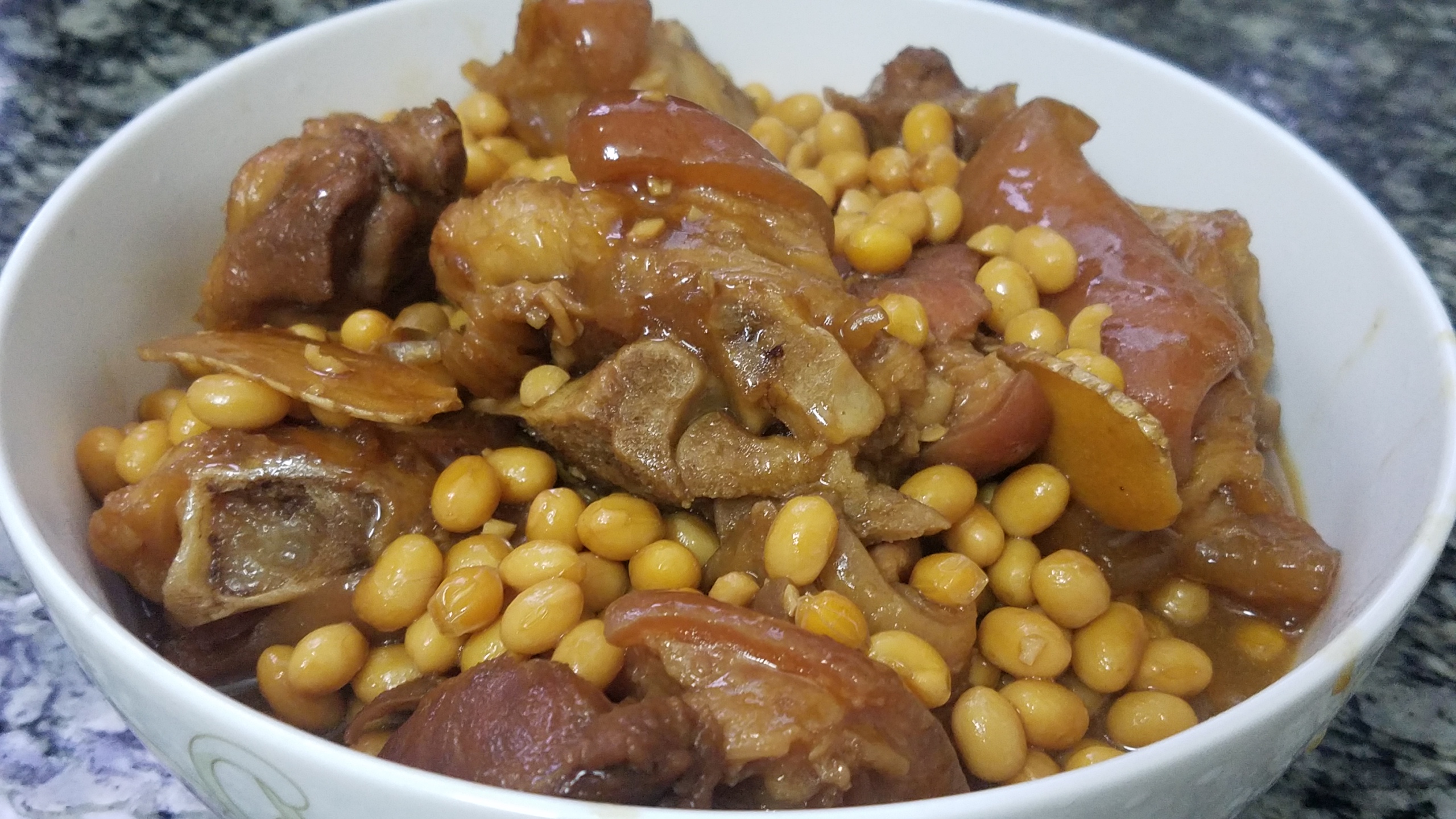 猪脚炖黄豆的做法老东北美食,猪脚黄豆炖竹笋广东