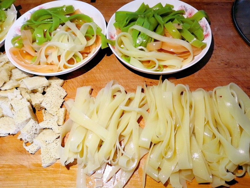 五彩凉皮的做法和配方视频,五彩凉皮的家常做法