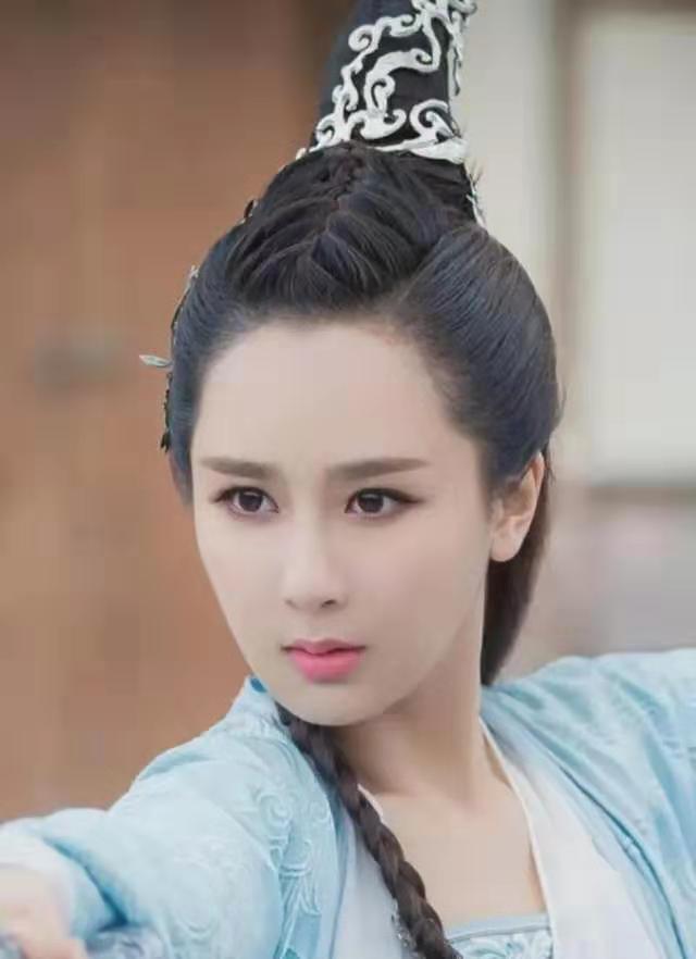 杨紫新发型卷刘海,杨紫最新的刘海造型