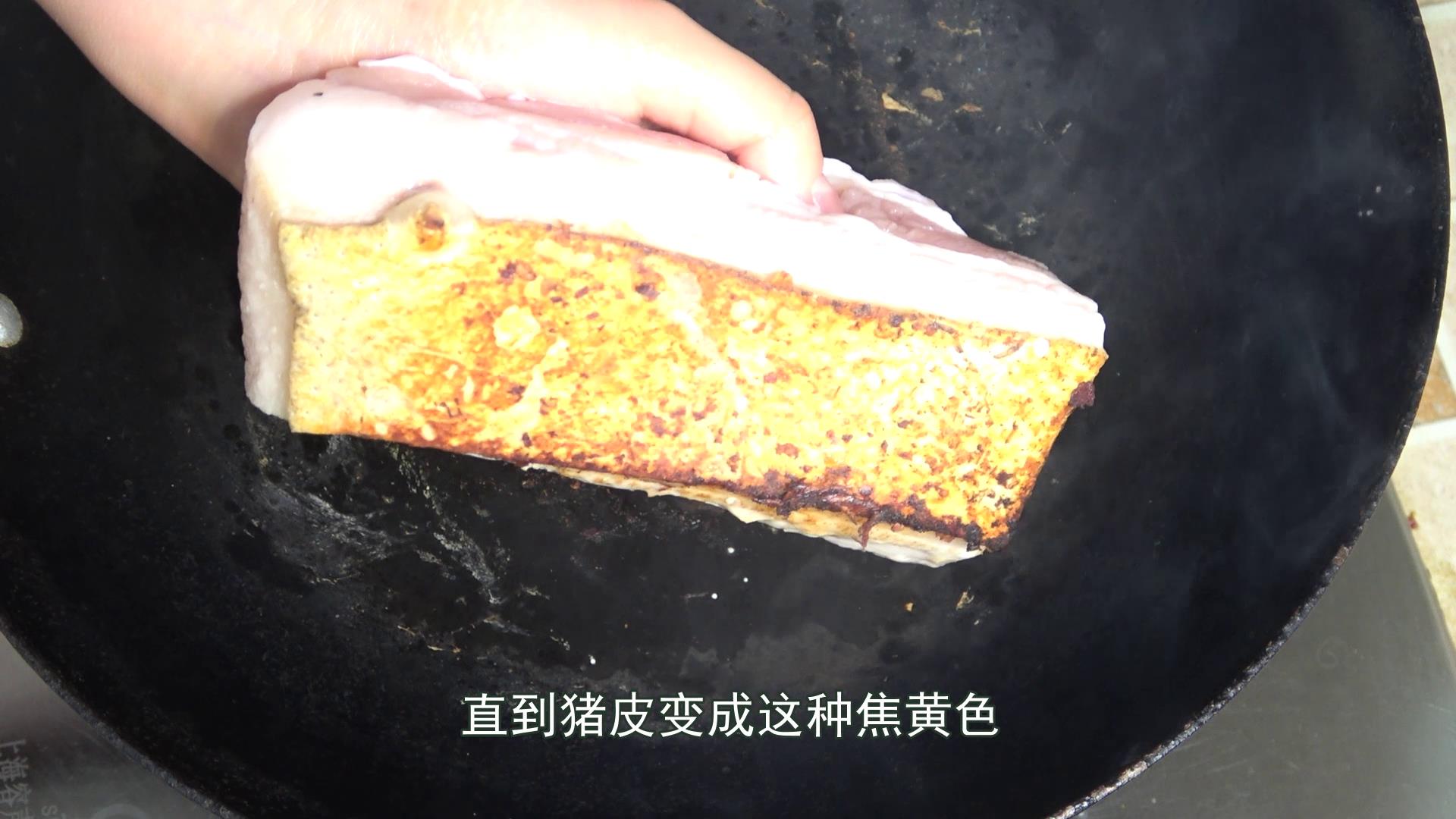 五花肉放锅里烫一下去除毛腥味,五花肉放锅里一蒸瞬间变美食