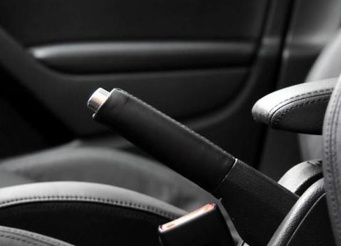 一般人不知道刹车技巧,刹车失灵时候手刹的正确使用方法