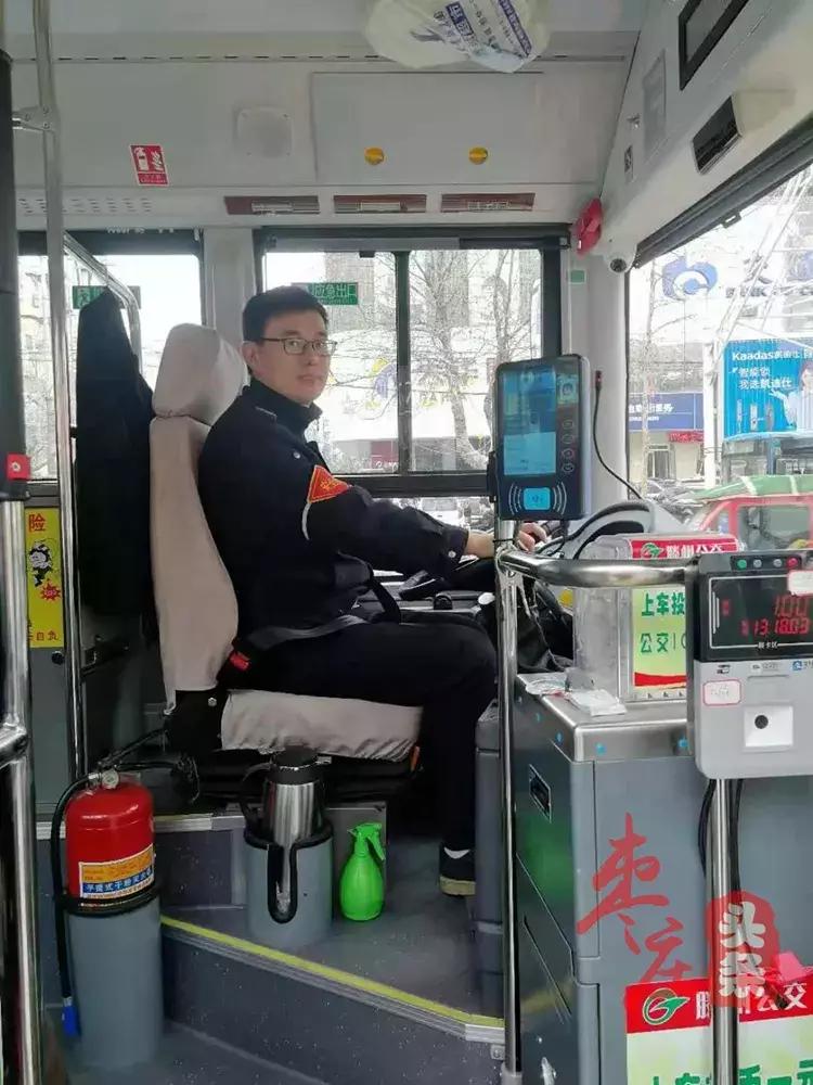 新乡10岁男孩坐公交车突然哭了,7岁男孩坐公交哭了