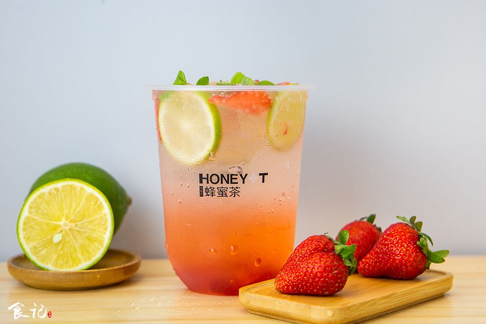 在人民路上喝了杯爆款「蜂蜜茶」，还送我超萌杯套