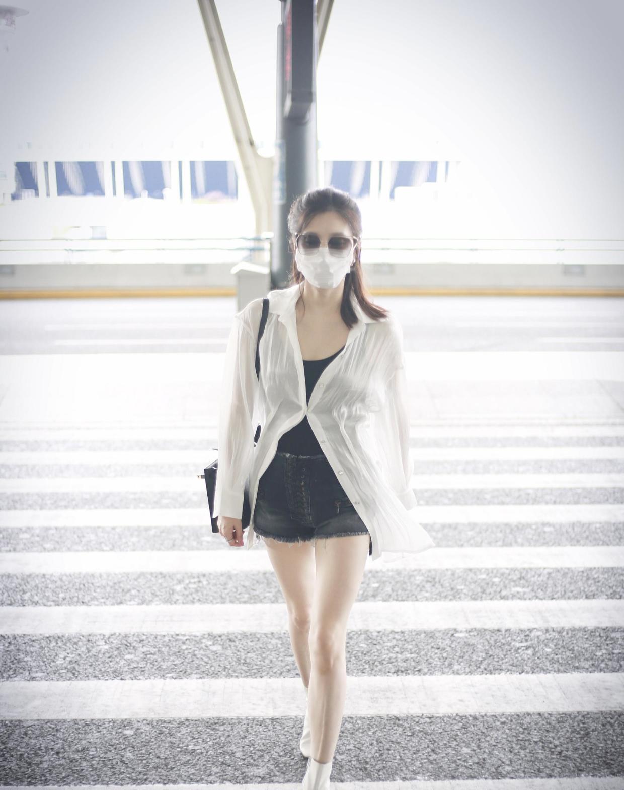 谭松韵穿皮衣衬衫配短裙,谭松韵复古印花衬衫配皮裤大波浪