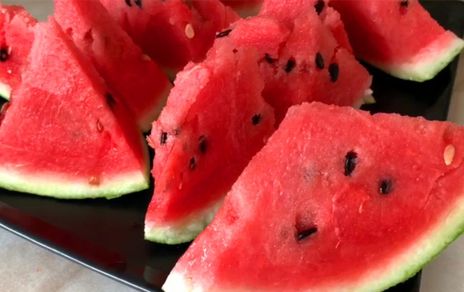 买西瓜时不要敲敲打打,买西瓜时怎么挑到又沙又甜的