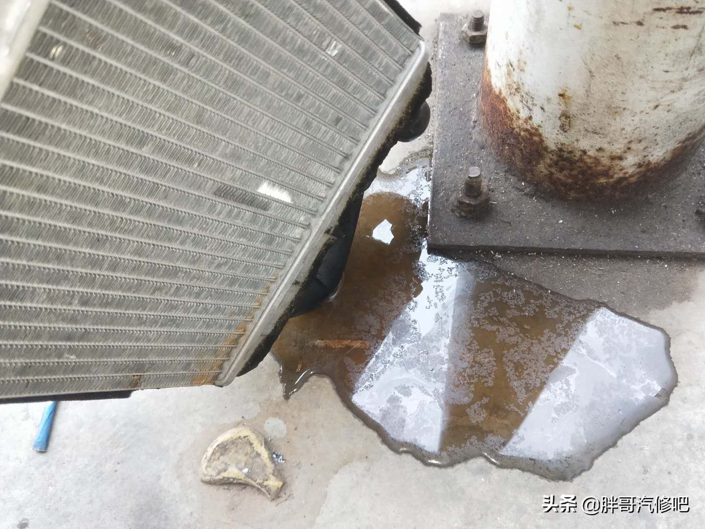 发动机高温缺水加了水又没事了,发动机高温报警防冻液都出来了