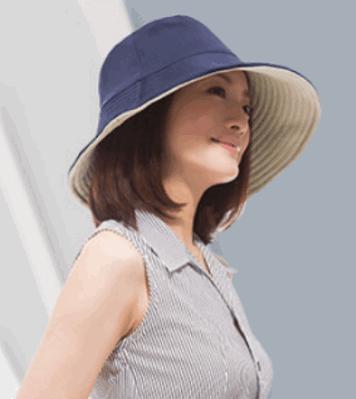 女人过了45，建议出游戴帽子，既减龄还防晒，清新优雅气质撩人