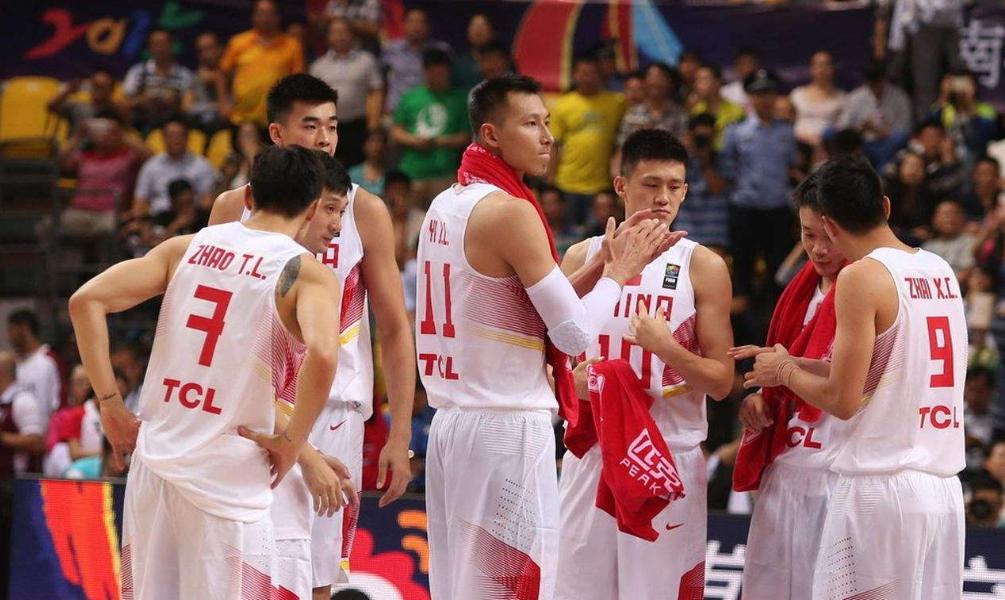 男篮一哥易建联，低调回乡祭拜，凡事亲力亲为并嘱咐乡里远离采访