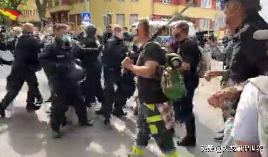 德国警察抓抗议者,德国警察执法驱散视频