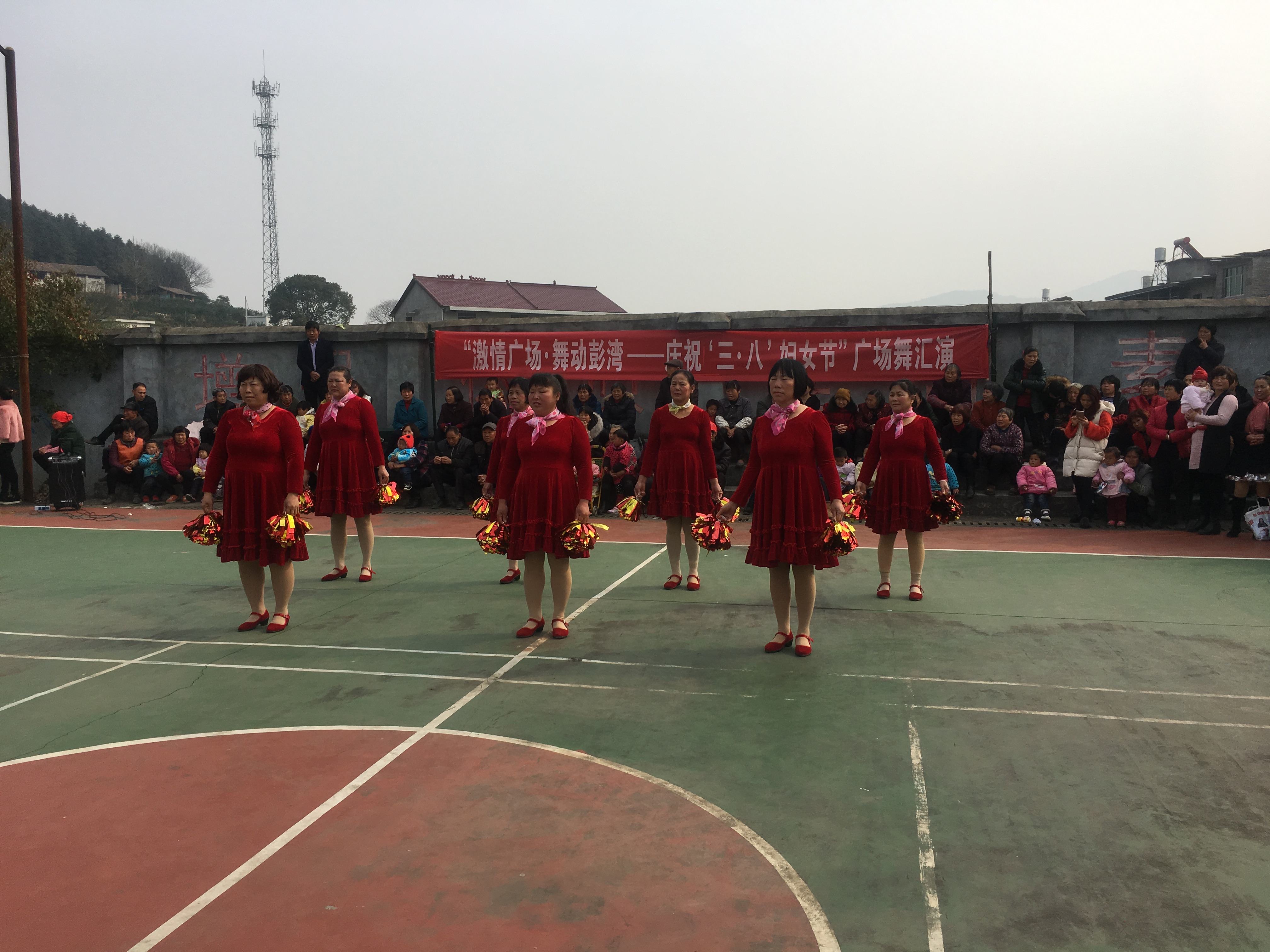 请不要取消笼式足球场！给足球留条活路吧，我们敌不过广场舞大妈