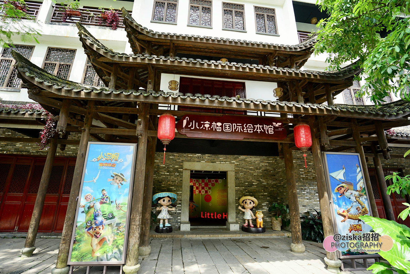 小伙探索神秘洞穴视频,小伙独自探索深山神秘古墓