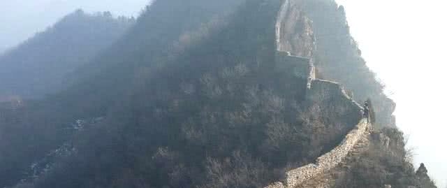 驴友攀爬中国最危险的长城,驴友爬箭扣野长城踩空坠崖