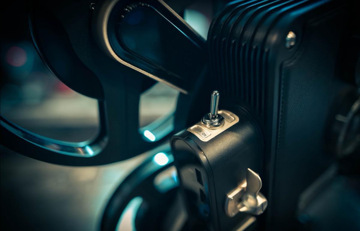 瞬间提升客厅格调，电影1895电影机体验