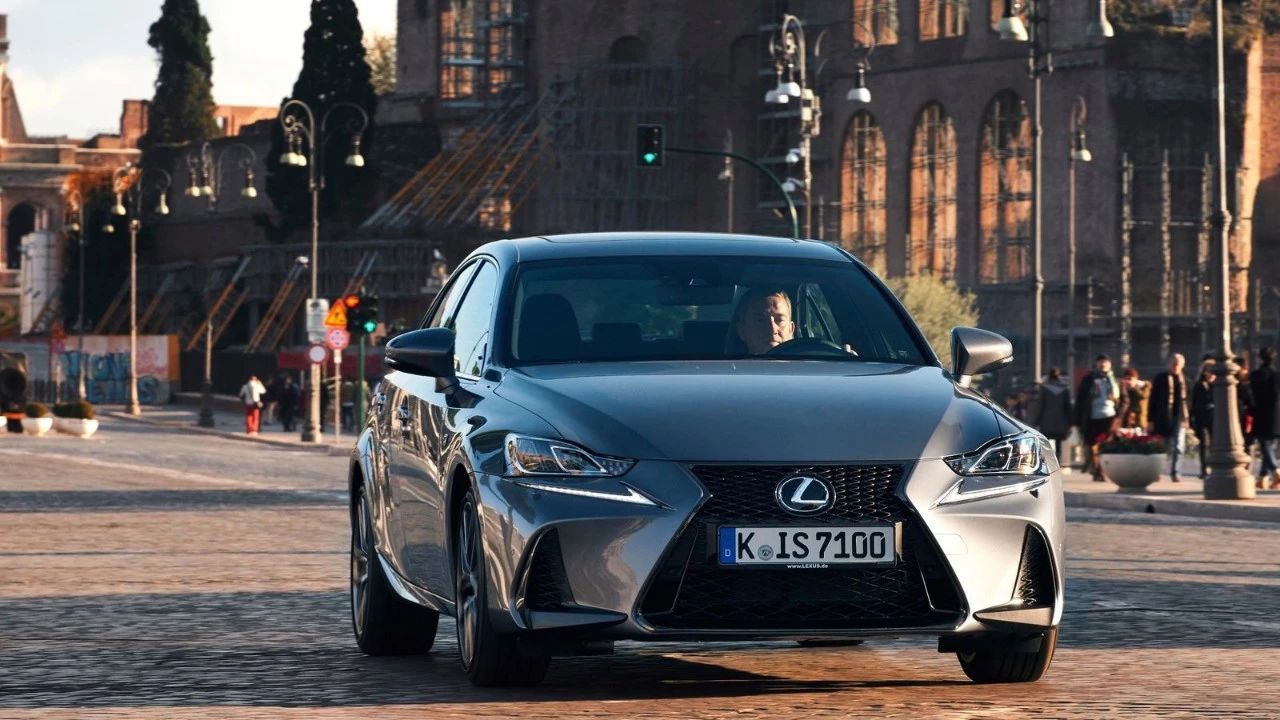 开了10年的丰田混动值得买吗,丰田混动保值还是纯燃油保值