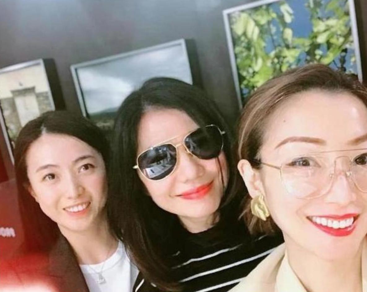 郑秀文和钟楚红同框合影,郑秀文钟楚红为啥成闺蜜