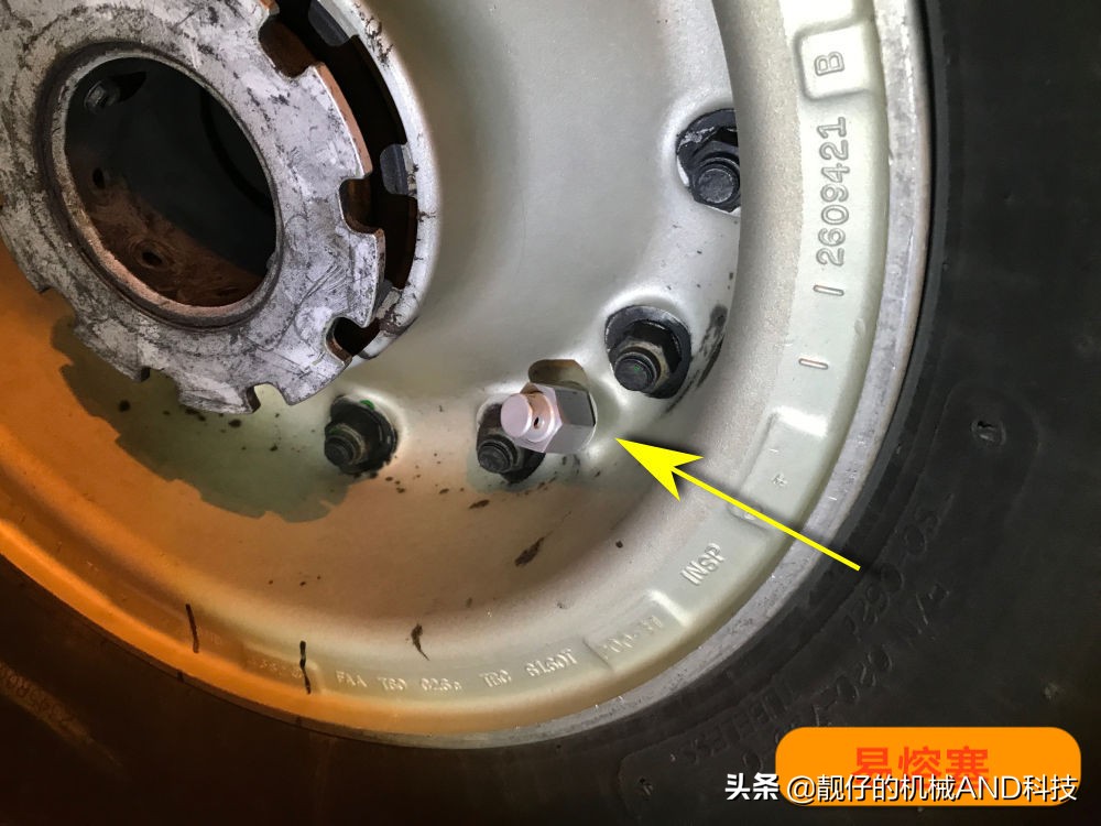 为什么很少见到飞机轮胎爆胎,飞机的轮胎那么小不怕爆胎吗