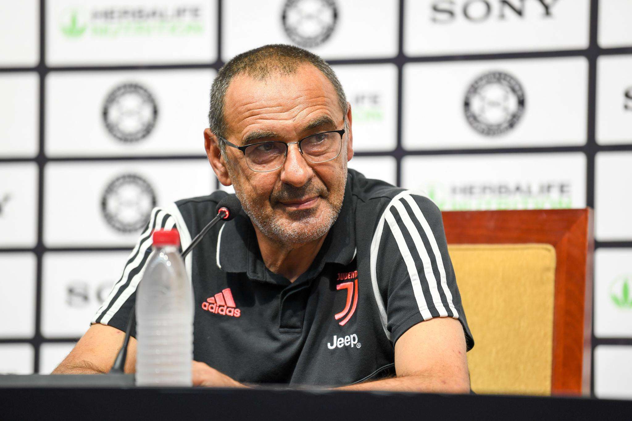 c罗足球生涯全部比赛视频,c罗和梅西谁是最早登上足球之王