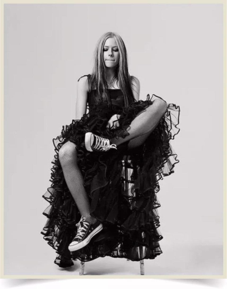 艾薇儿到底是不是替身 (艾薇儿替身阴谋真相)