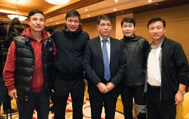 老爵爷弗格森与c罗欧洲杯拥抱,温格和c罗同框