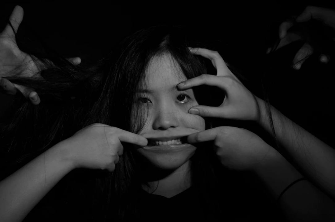 孩子在学校开心回家就抑郁了,孩子焦虑抑郁但是性格一直幽默