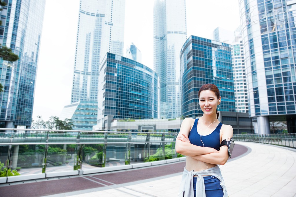 小说：美女流落荒岛，走路时突然被蛇咬到大腿内侧，直接一命呜呼