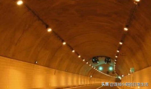 高速公路灯泡标志是什么意思,高速红灯闪烁是什么意思