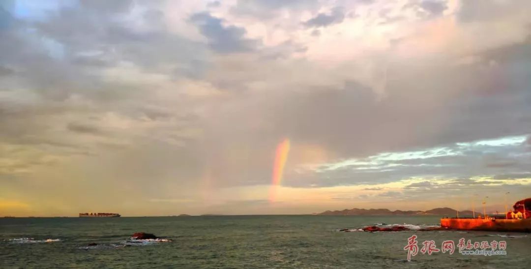 青岛雨后巨型彩虹,雨后青岛出现巨型彩虹照片