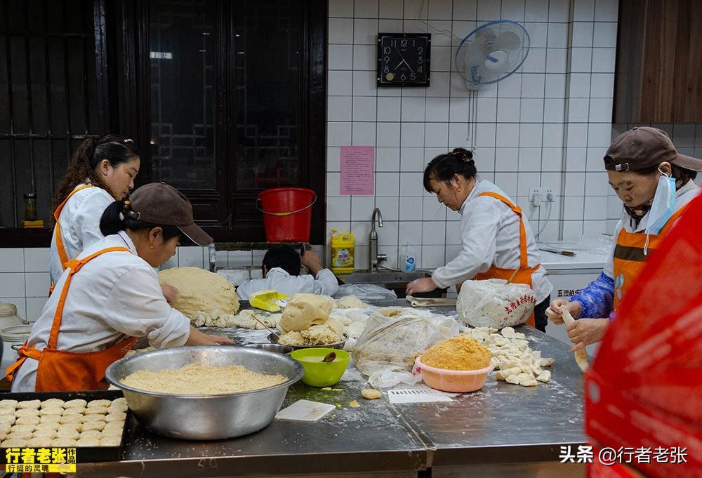 泰州特色之黄桥烧饼,江苏千年古镇特色小吃黄桥烧饼