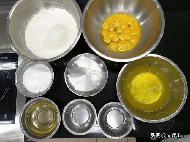 不用出门自己在家做蛋糕,不能出门就自己做了一个蛋糕