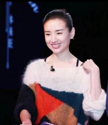 俞飞鸿黑色长靴穿搭,俞飞鸿黑色长裙出席活动