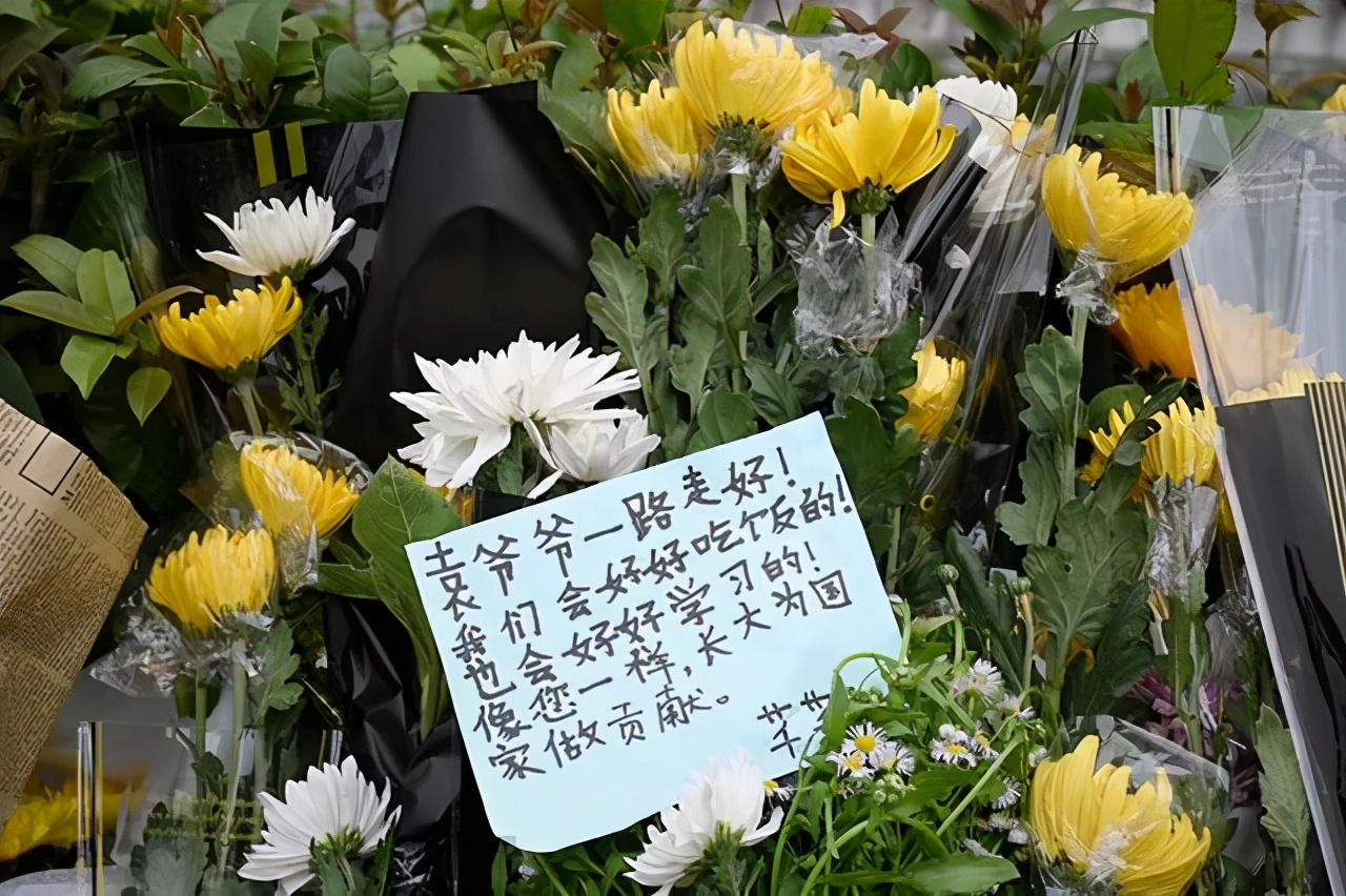 采访悼念袁隆平,长沙市民自发夹道送别袁隆平院士