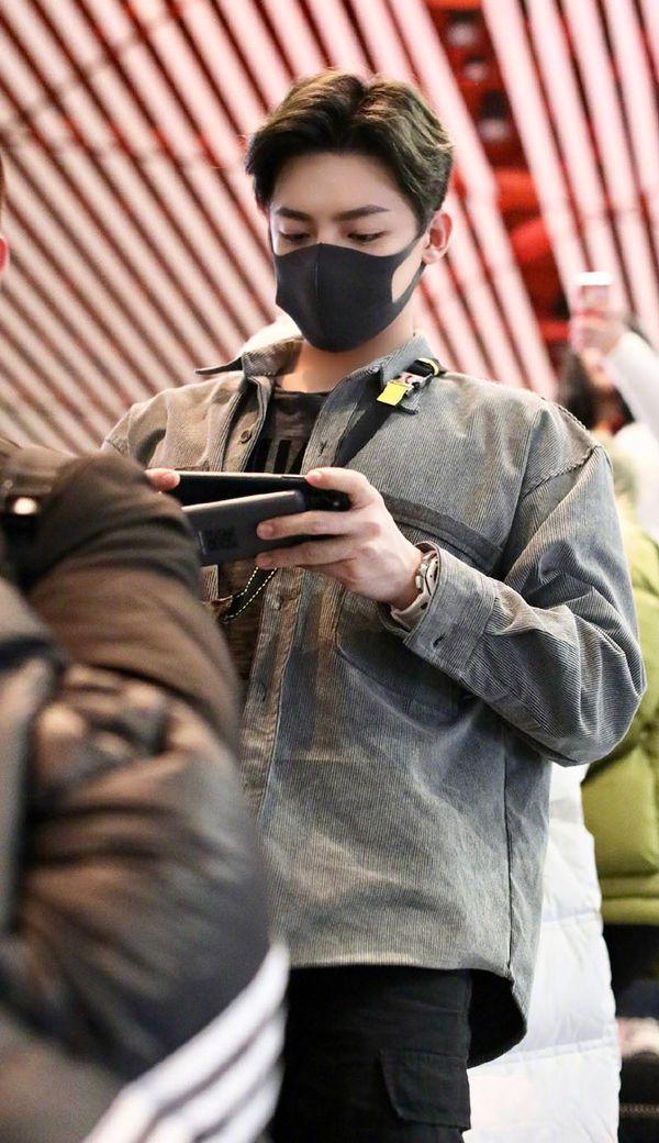 侯明昊白色运动套装,超酷魅力男神侯明昊写真