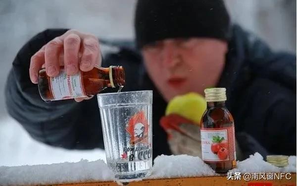 酒中渣男伏特加,俄罗斯男人喝酒伏特加