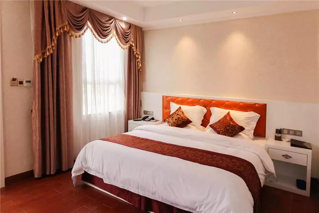 清远这座糖果色湖景汤泉别墅，私藏气派大瀑布和绝美草原！！