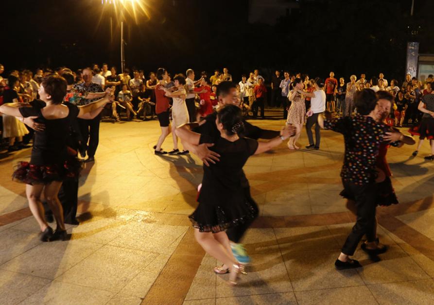 为什么奉劝老年人不要跳交谊舞?58岁退休大妈:交谊舞挺害人
