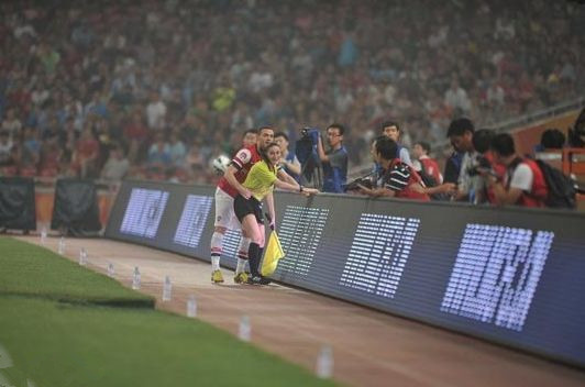 英超迎首位女性主裁判,英超女边裁执法视频