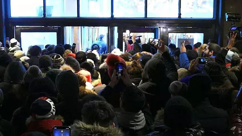 黑五疯狂打折视频,黑五冲进商场