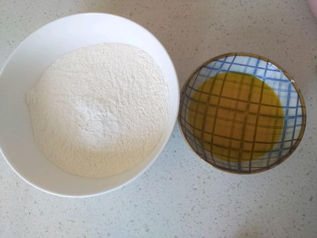 面粉清水做手擀面？难怪黏连不劲道，再加一勺“它”，超弹超劲道